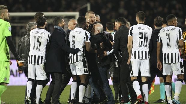 Alt scandal pentru Răzvan Lucescu. Derby-ul PAOK - AEK Atena a fost întrerupt cu câteva minute înainte de final / GALERIE FOTO&VIDEO