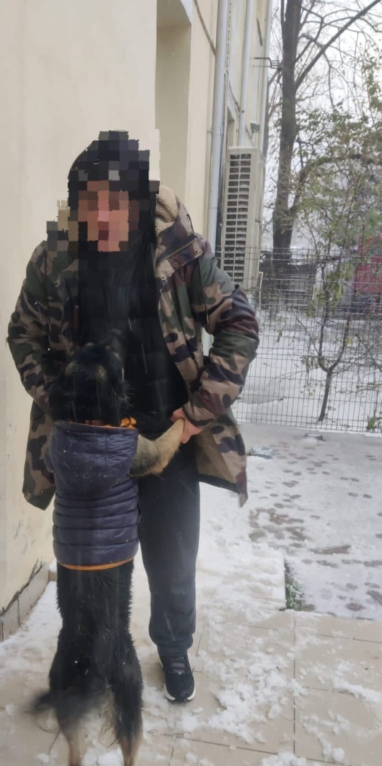 Un om fără adăpost a cerut ajutor pentru el și câinele lui din cauza viscolului. Cum au reacționat polițiștii din Constanța