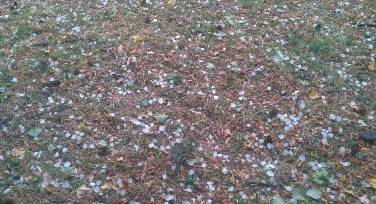 Doi oameni, blocați în mașină la Sinaia în timpul furtunii. Grindina a distrus mai multe mașini în Teleorman. Mii de oameni, fără curent în Argeș, Dâmbovița și Vrancea