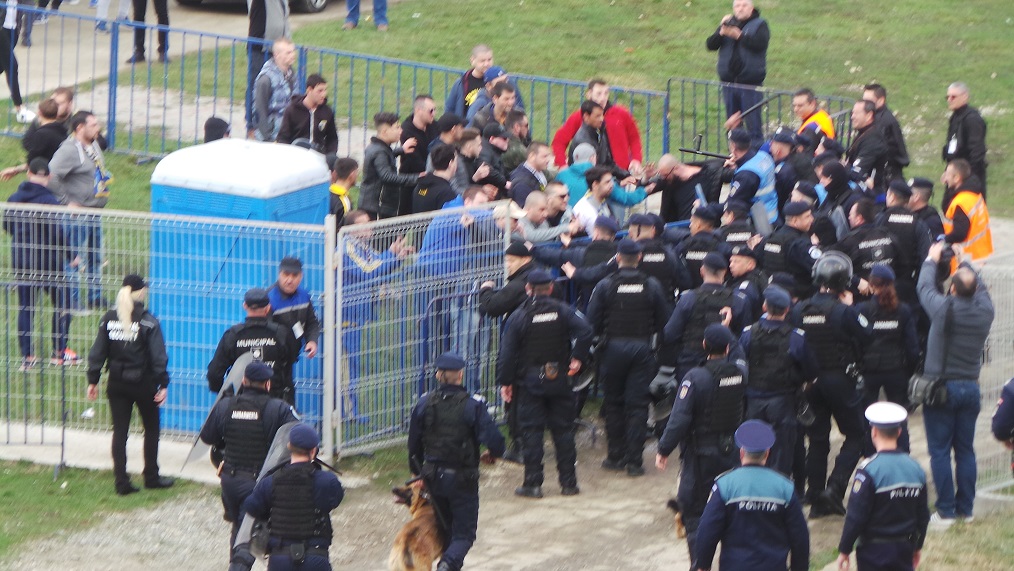 Bătăi între suporterii echipei Petrolul Ploiești și forțele de ordine, la Aninoasa. Incidente grave în Dâmbovița / FOTO&VIDEO