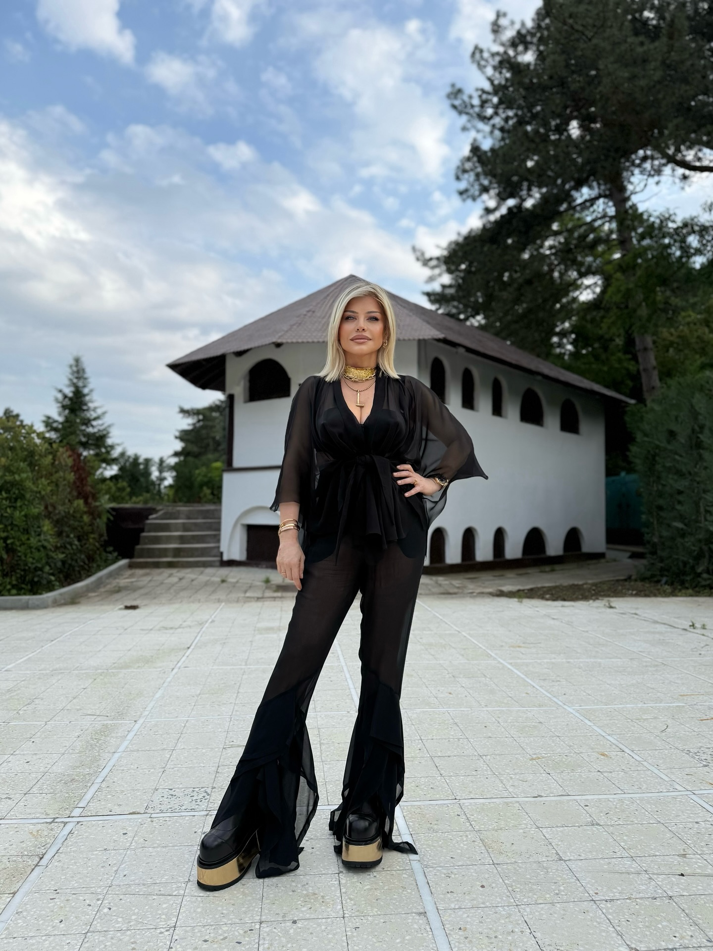Ținuta transparentă purtată de Loredana Groza la ziua ei de naștere. Fanii au reacționat: „Arăți mai bine ca la 18 ani”