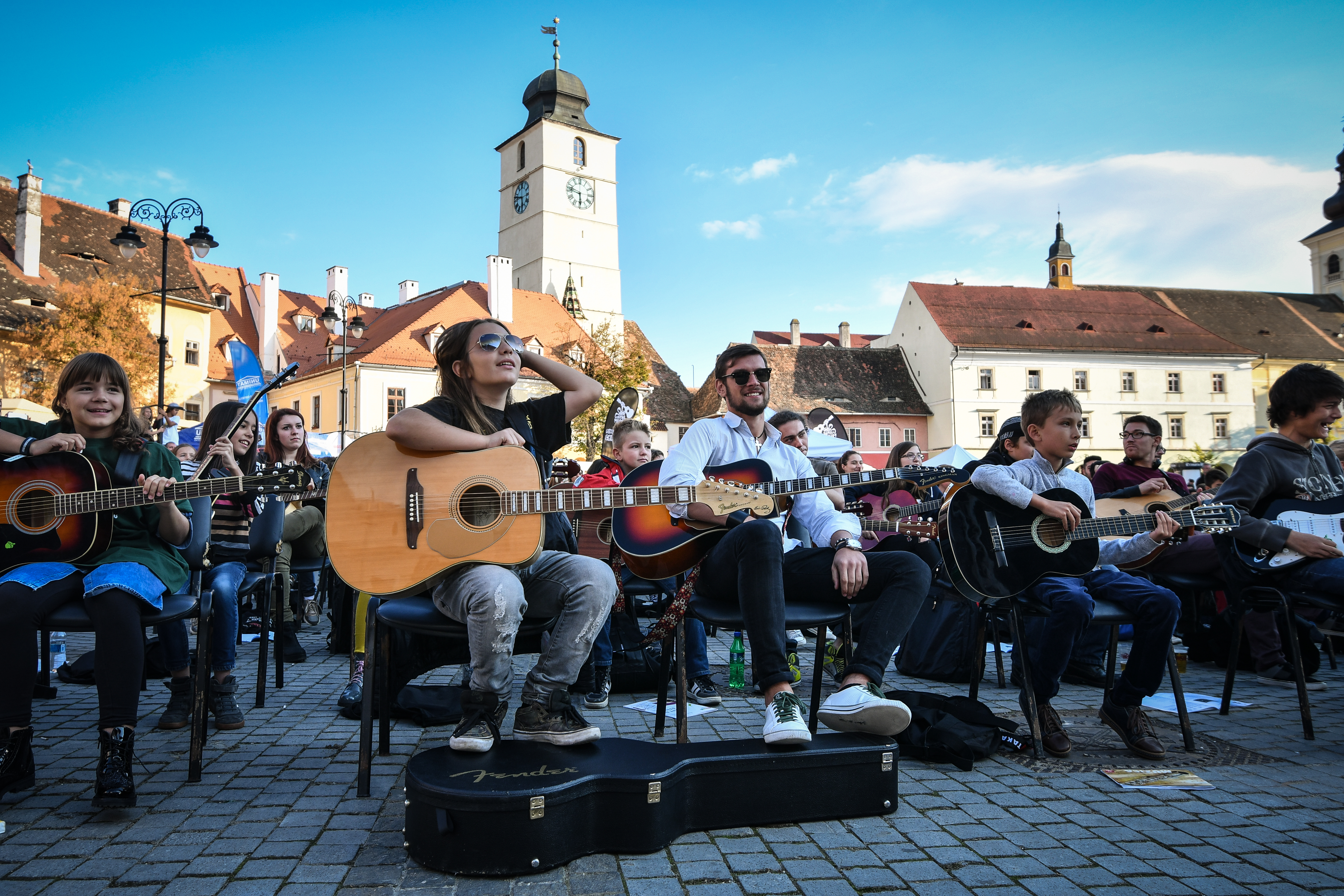 Sute de tineri şi-au acordat chitarele şi au cântat la unison la Sibiu FOTO&VIDEO