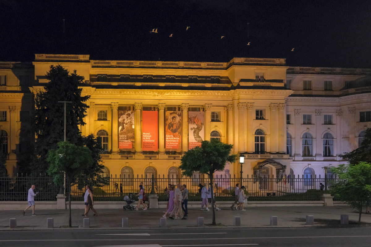 Economie la curent, doar în declarații. Instituțiile publice din România sunt luminate ca la festival