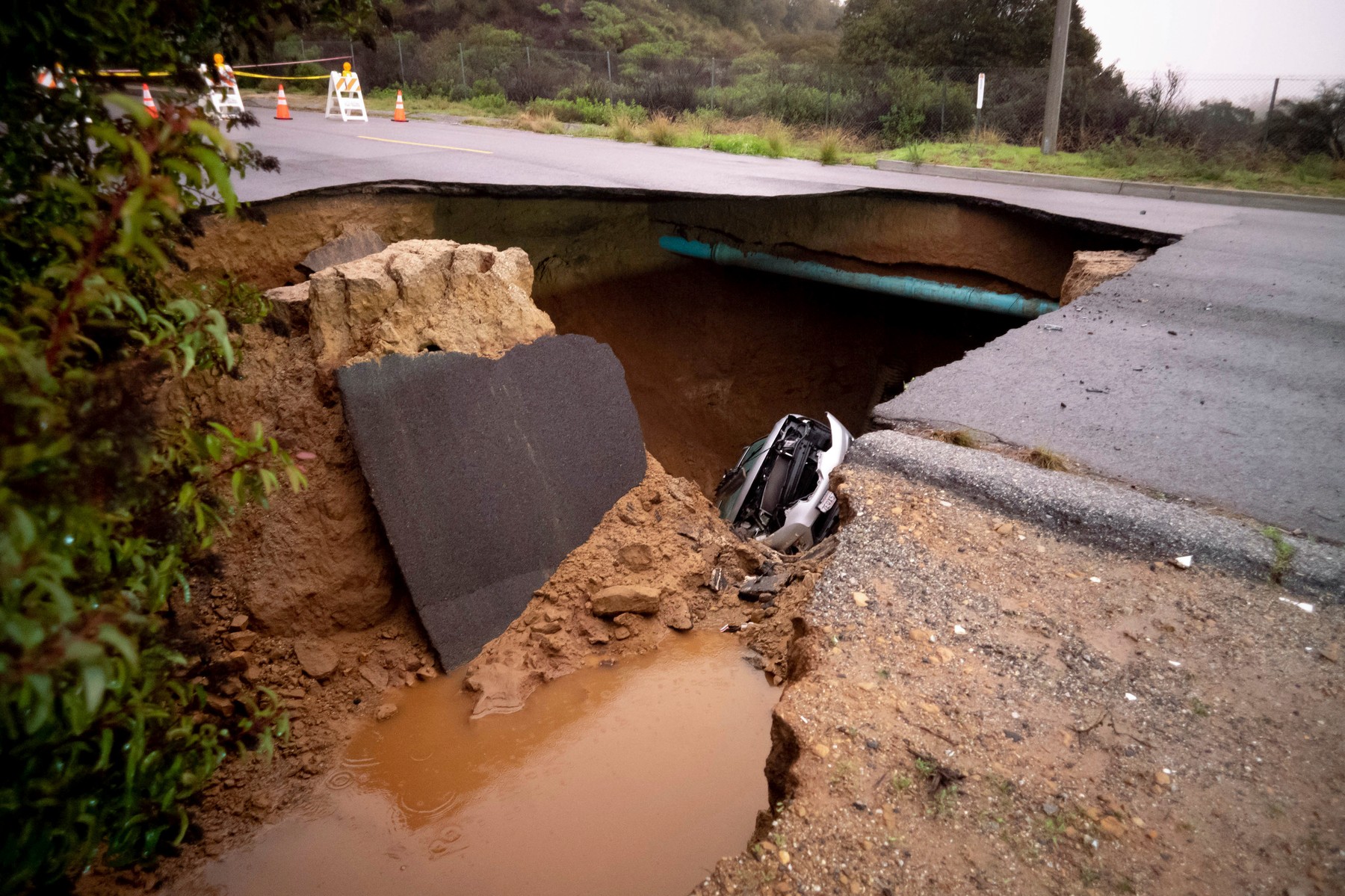 Statul California, măturat de inundații din cauza furtunilor puternice. Mii de locuitori evacuați și pene de curent masive