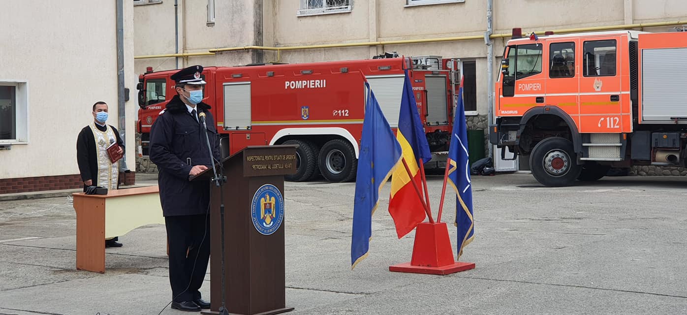 Trei pompieri care au intervenit la incendiul de la Spitalul din Neamț, avansaţi în grad înainte de termen