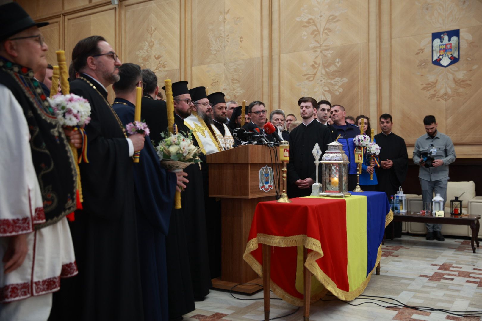 Sfânta Lumină de la Ierusalim a ajuns în România: „Este semnul că iubirea lui Dumnezeu nu moare niciodată”