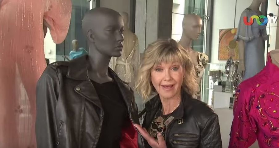 Olivia  Newton-John își vinde costumul din piele pe care l-a purtat în filmul "Grease". Banii vor fi donați unui centru pentru tratarea cancerului