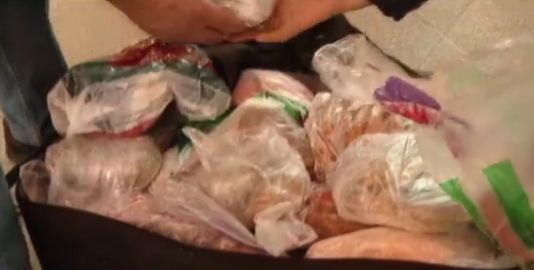 FOTO/ O familie de români a fost oprită la aeroport pentru că avea tot porcul în bagaje
