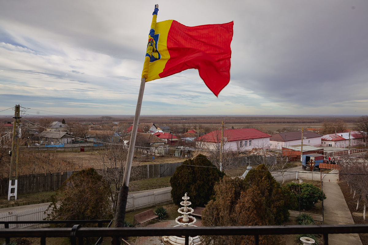 REPORTAJ Boboteaza pe malul Dunării, în comuna Ostrov: procesiune la debarcader, concurs de prins crucea și curse de cai