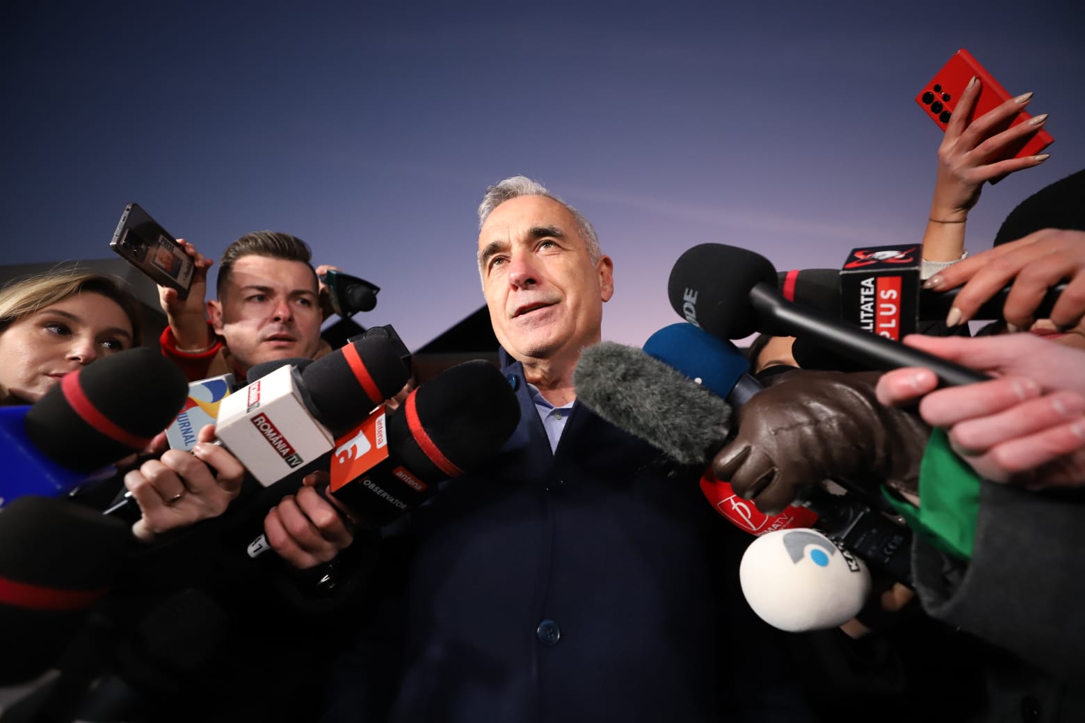 Călin Georgescu a chemat presa la poartă, dar a refuzat să răspundă la întrebări. Jurnaliștii: „Și Vladimir Putin răspunde”