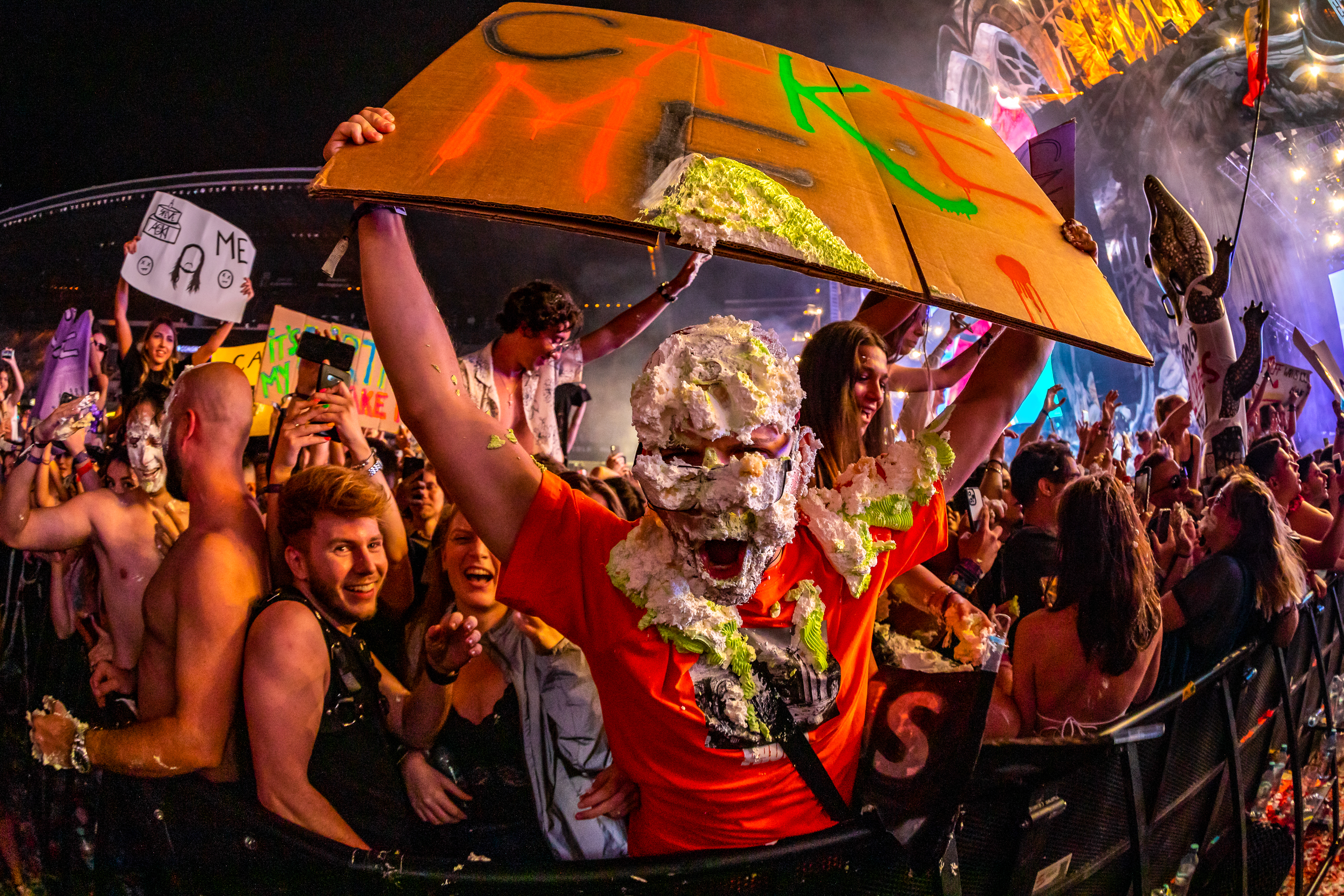 Steve Aoki a aruncat cu torturi la UNTOLD 2022. Imagini din prima zi de festival