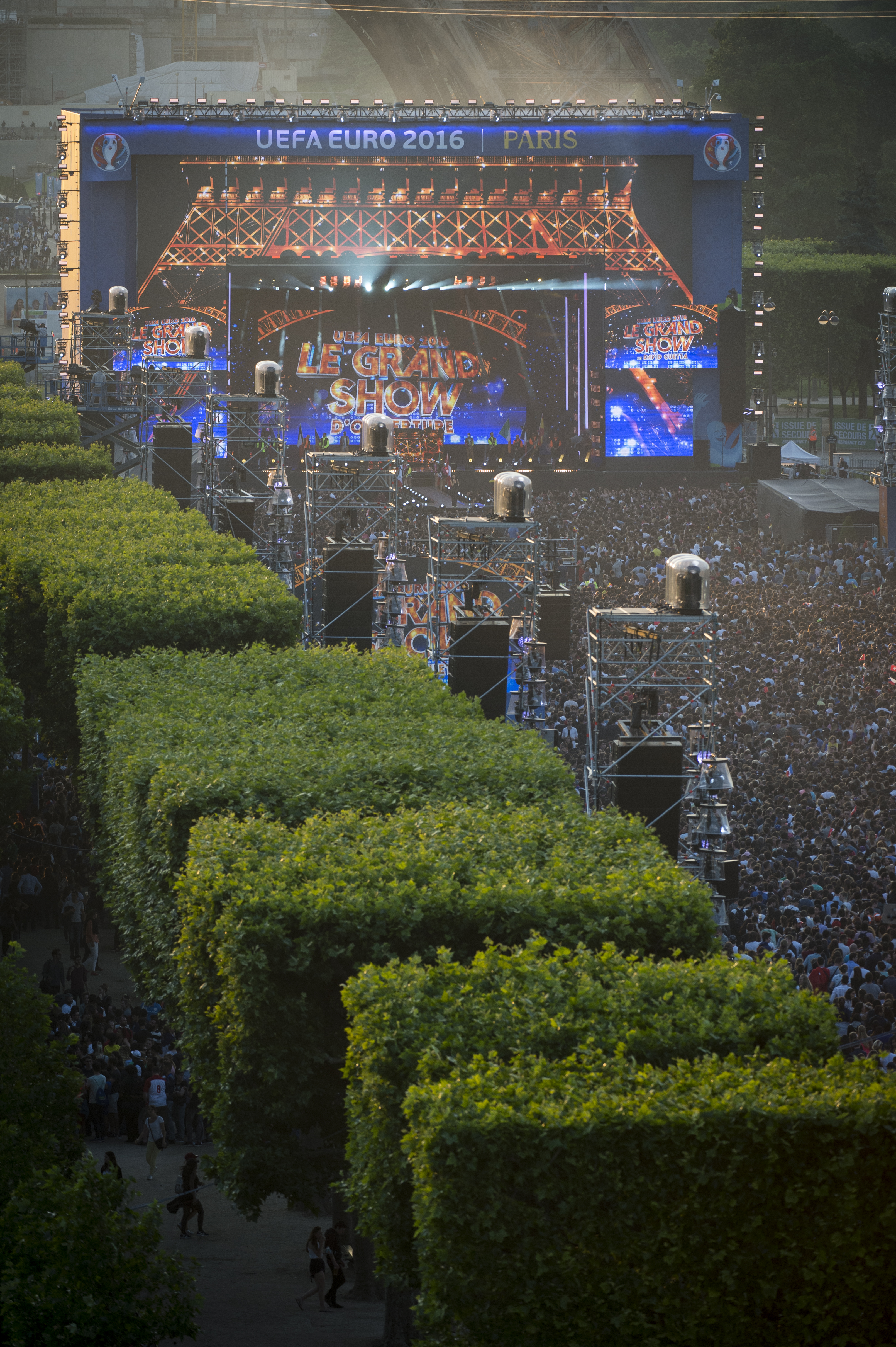 Euro 2016. ”Libertatea” a fost la fan-zonul uriaș din Paris, deschis cu un concert David Guetta, în prezența a zeci de mii de oameni. Securitate strictă / GALERIE FOTO și VIDEO