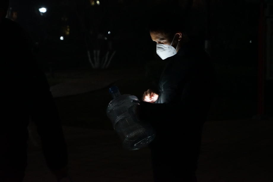 Orașul cu 13 milioane de carantinați unde oamenii suferă de foame închiși în case. Locuitorii își strigă disperarea pe rețelele sociale