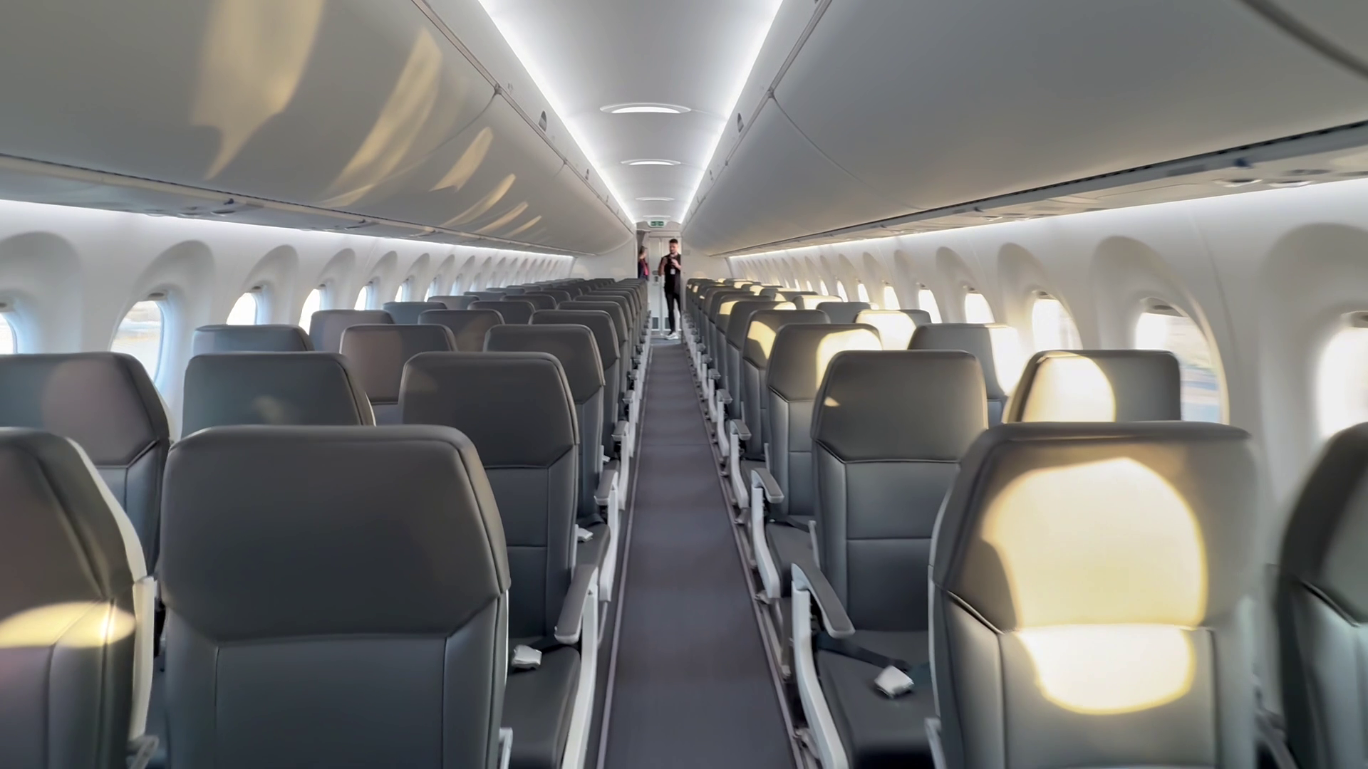 Meniu de lux în cel mai nou Airbus al unei companii românești! Libertatea a urcat la bordul noului avion de peste 100 de milioane de euro