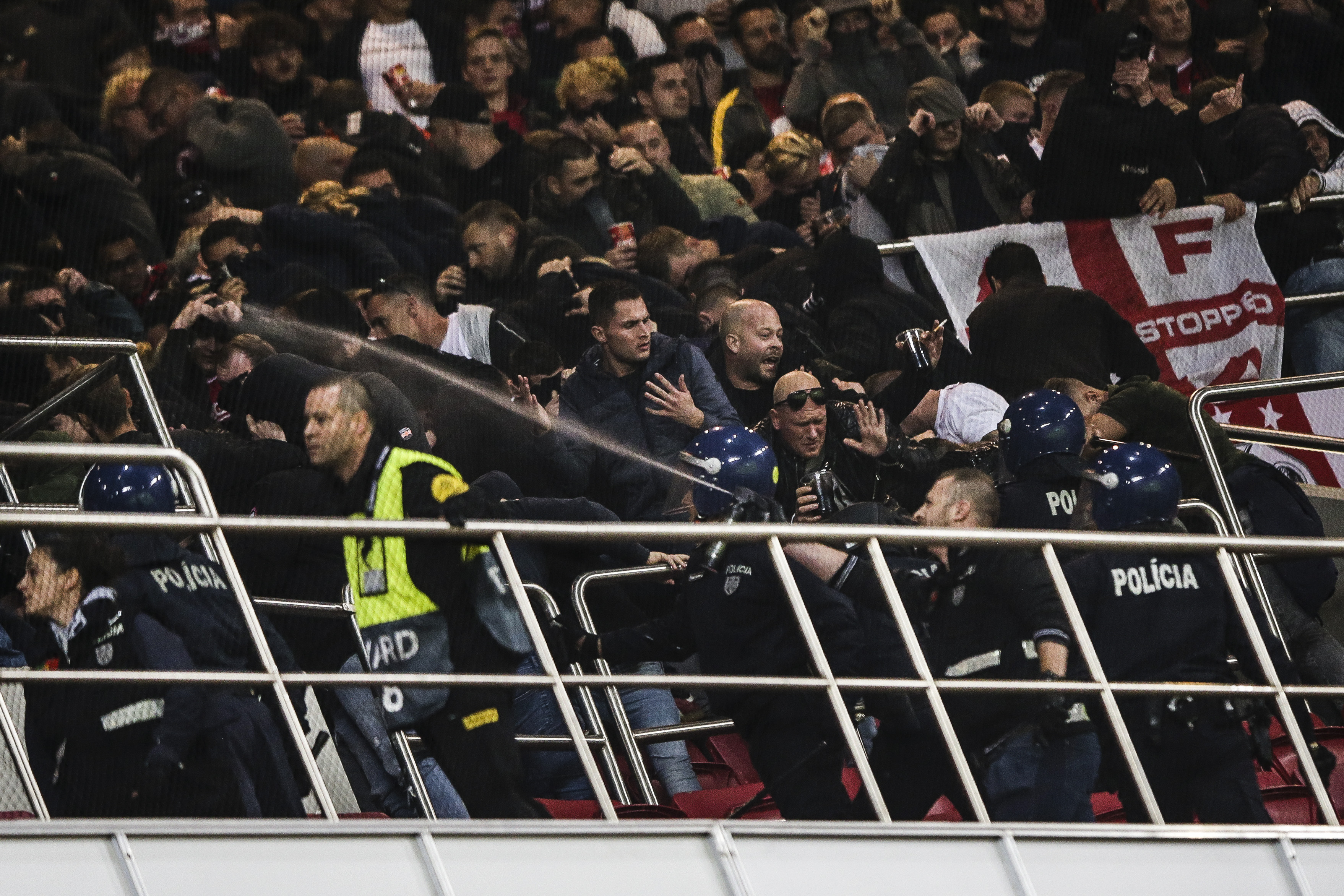 Incidente violente la Lisabona între polițiști și fanii echipei Ajax / GALERIE FOTO&VIDEO