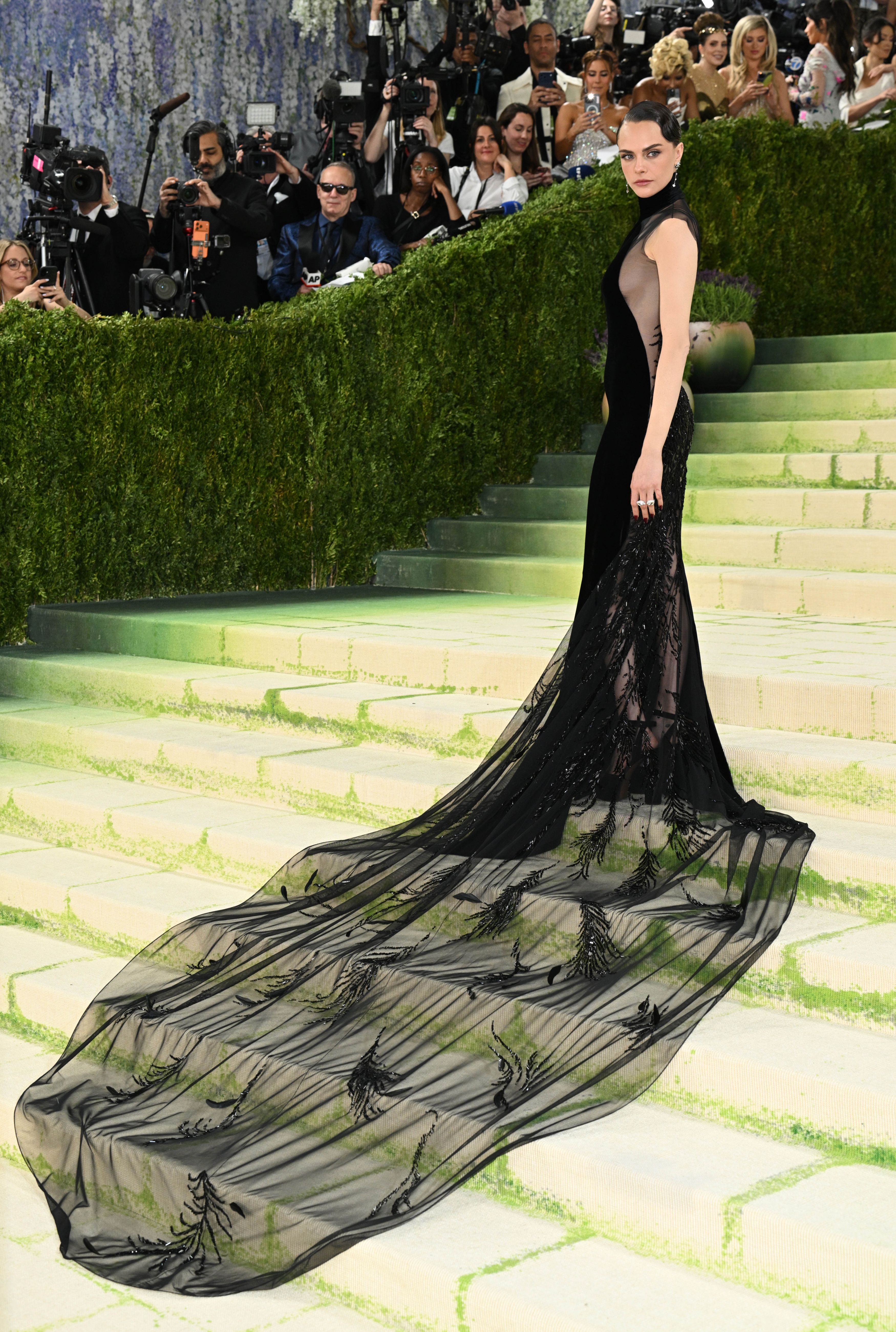 Vedete pe „covorul pietruit” la Met Gala 2026. De la rochii impresionante la alegeri controversate