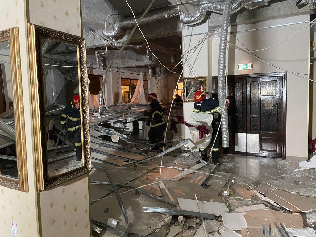 Tavanul unui restaurant a căzut peste mese, într-un restaurant din Brăila în care se aflau zeci de oameni