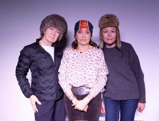 Udvaros Dorottya, Györgyi Anna és Vándor Éva egy színpadon – Érkezik az Elnöknők a Bástya Színházba