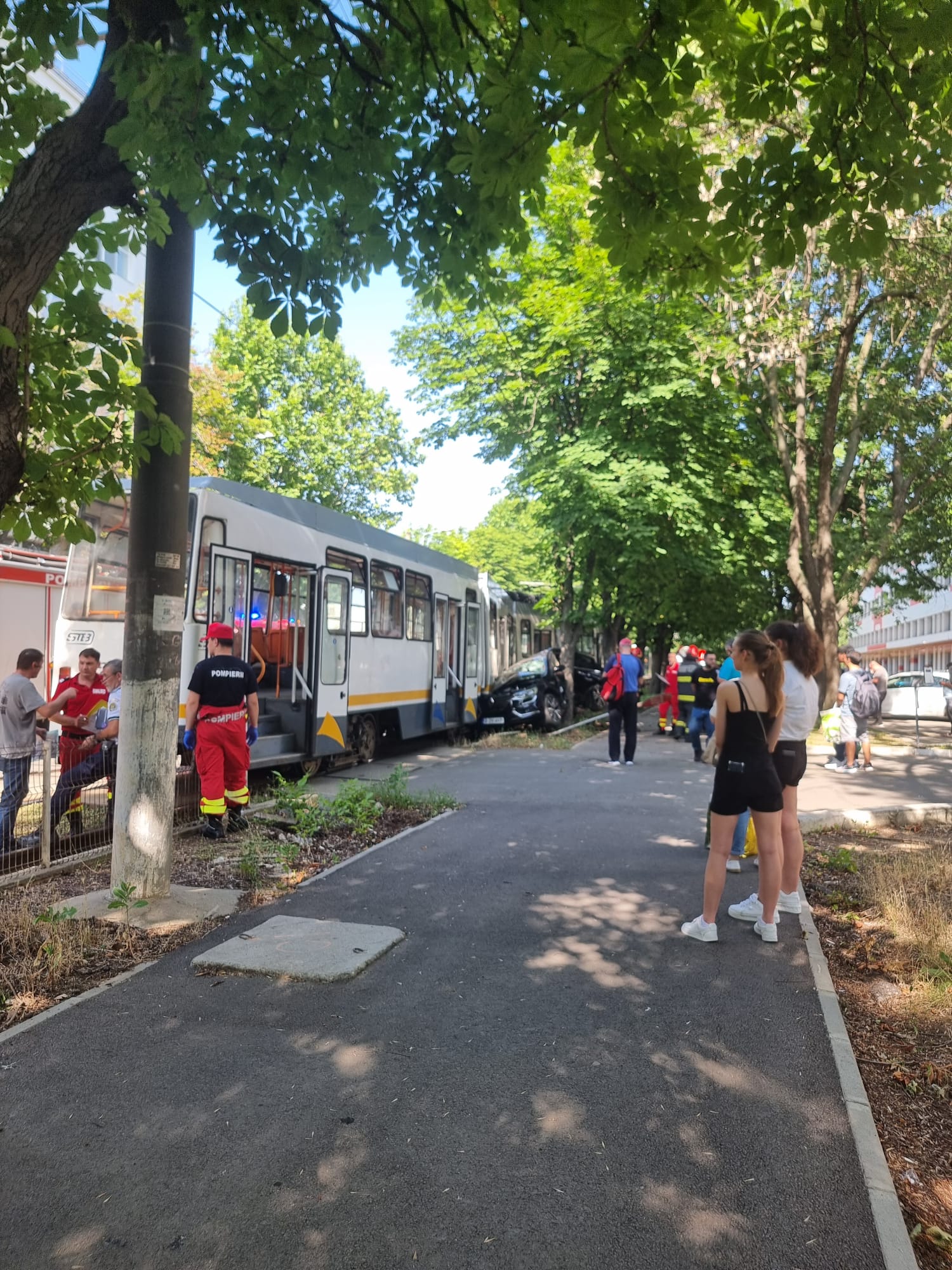 Mașină strivită în București, după ce un tramvai a lovit-o în plin. Linia 25 este blocată