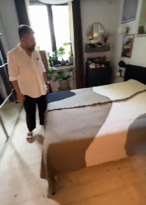 Imagini din apartamentul în care locuiește Maurice Munteanu. În sufragerie are o canapea vintage care costă 8.000 de euro