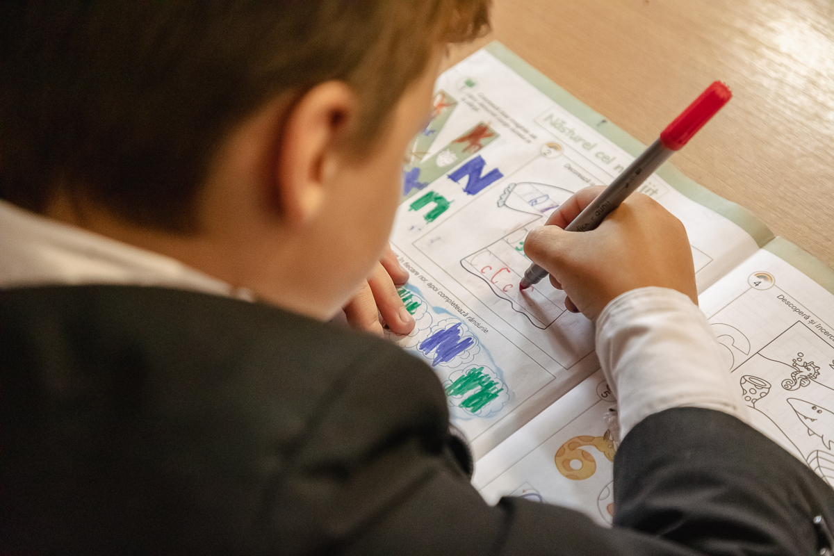 SPERANȚĂ. Într-o școală din Olt, o profesoară îi învață pe copiii cu părinți în străinătate să creadă că tinerii pot reuși și în țară: „Se pot realiza oriunde, numai să găsească oamenii potriviți”