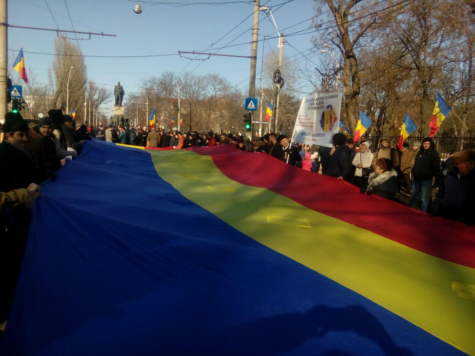 Hora Unirii, la statuia lui Cuza de la Galați: "Toți românii, de la fașă la barbă albă, aici să fie!"| GALERIE FOTO
