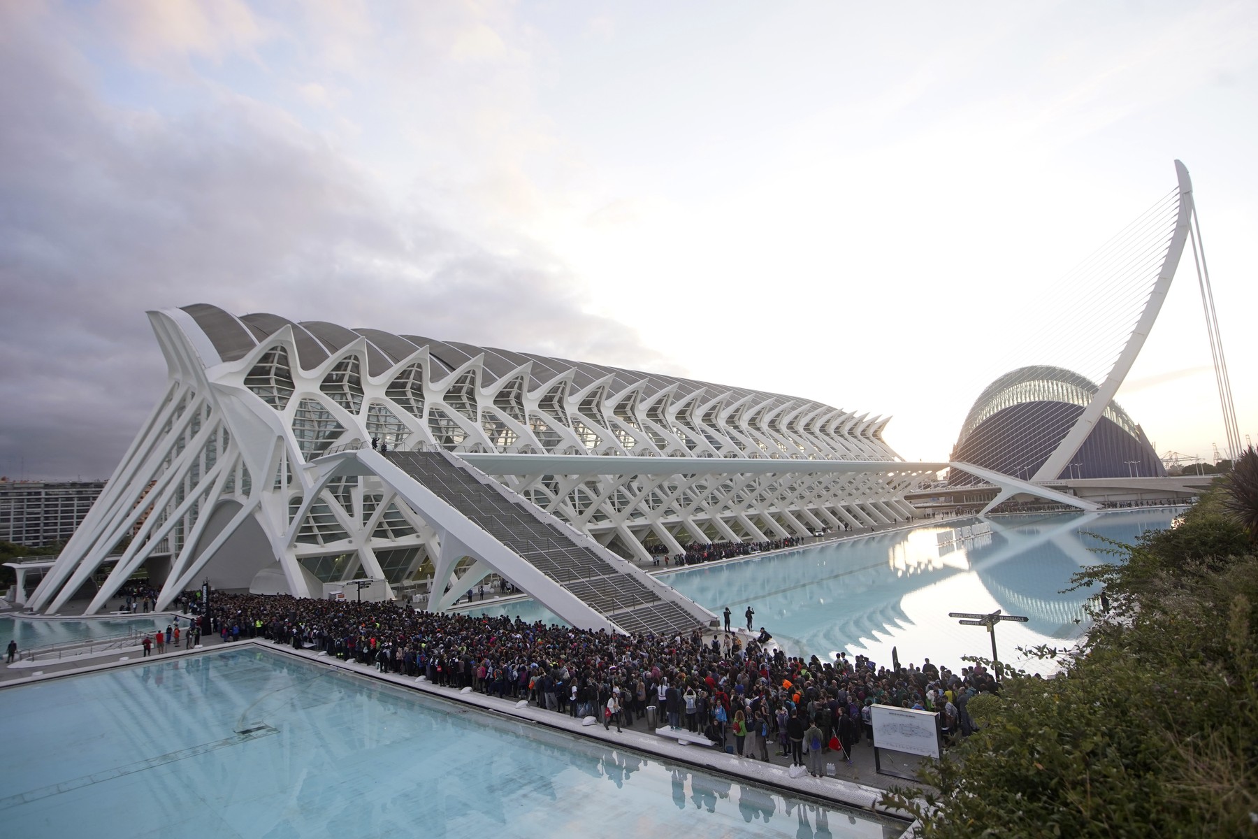 Imagini impresionante la Valencia, unde 100.000 de oameni stau la coadă ca să se înscrie pe lista voluntarilor și să ajute după inundațiile din Spania | VIDEO