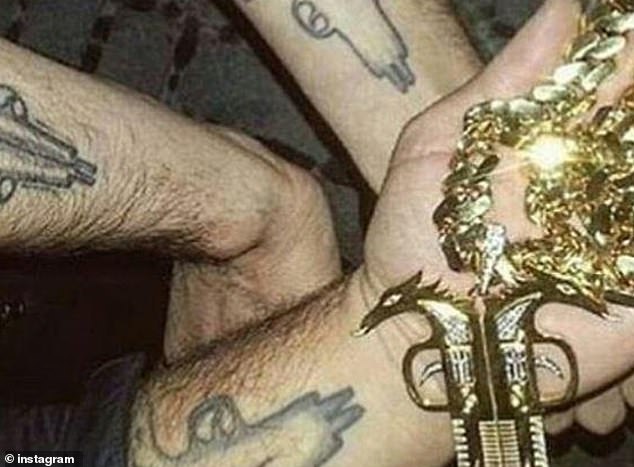 GALERIE FOTO| Gangsterii albanezi din Marea Britanie se laudă pe rețelele de socializare cu drogurile, armele și averile pe care le fac din afaceri ilegale