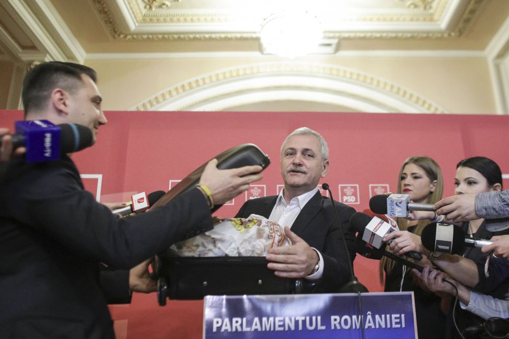 Prima reacție a lui Liviu Dragnea în scandalul #Teleormanleaks. A venit la ședința CEx cu două valize! Ce a scos din ele (FOTO&VIDEO)