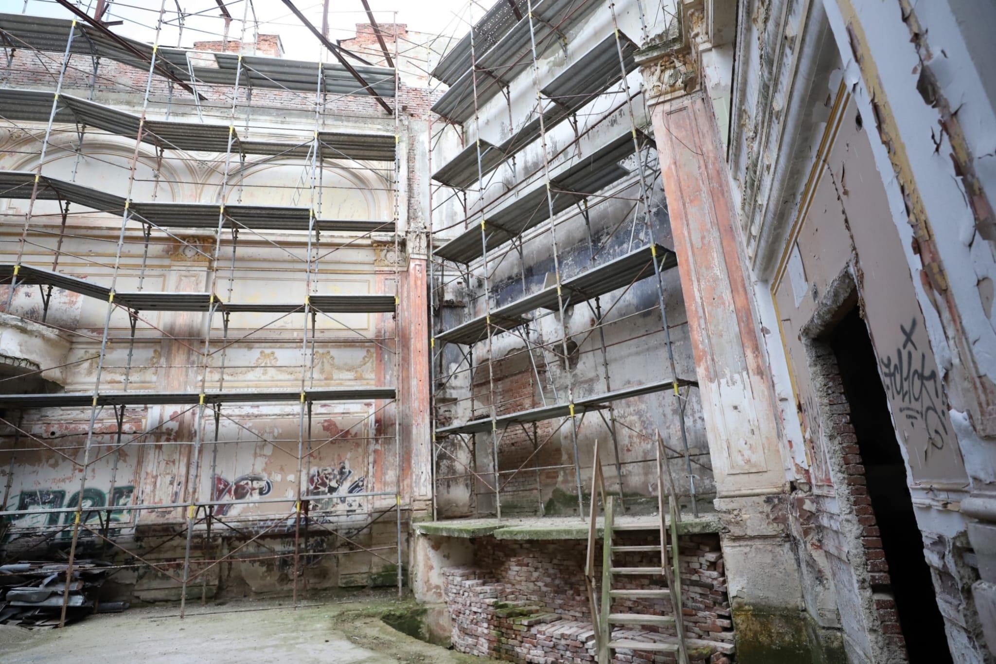 Am intrat pe șantier! Renaște cinematograful Marconi, monumentul istoric abandonat la Gara de Nord. Inaugurare specială cu șuncă, șpriț și țuică