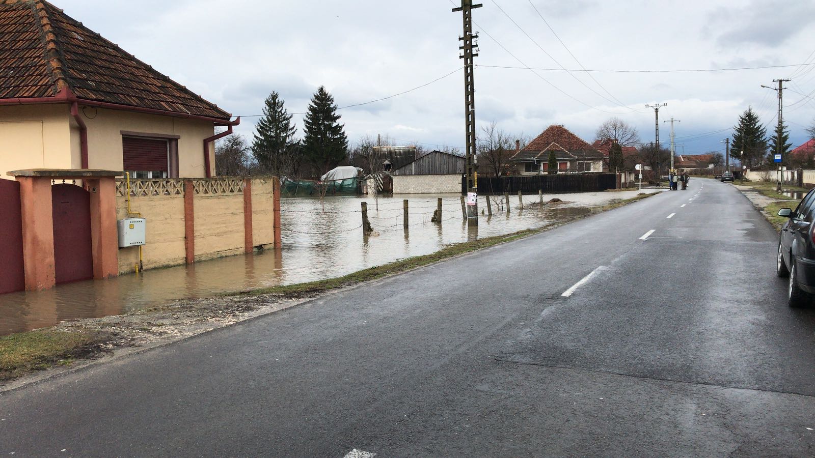 FOTO&VIDEO/ Inundațiile din județul Brașov au afectat peste o sută de gospodării, terenuri şi locuinţe. Cursuri suspendate în patru școli