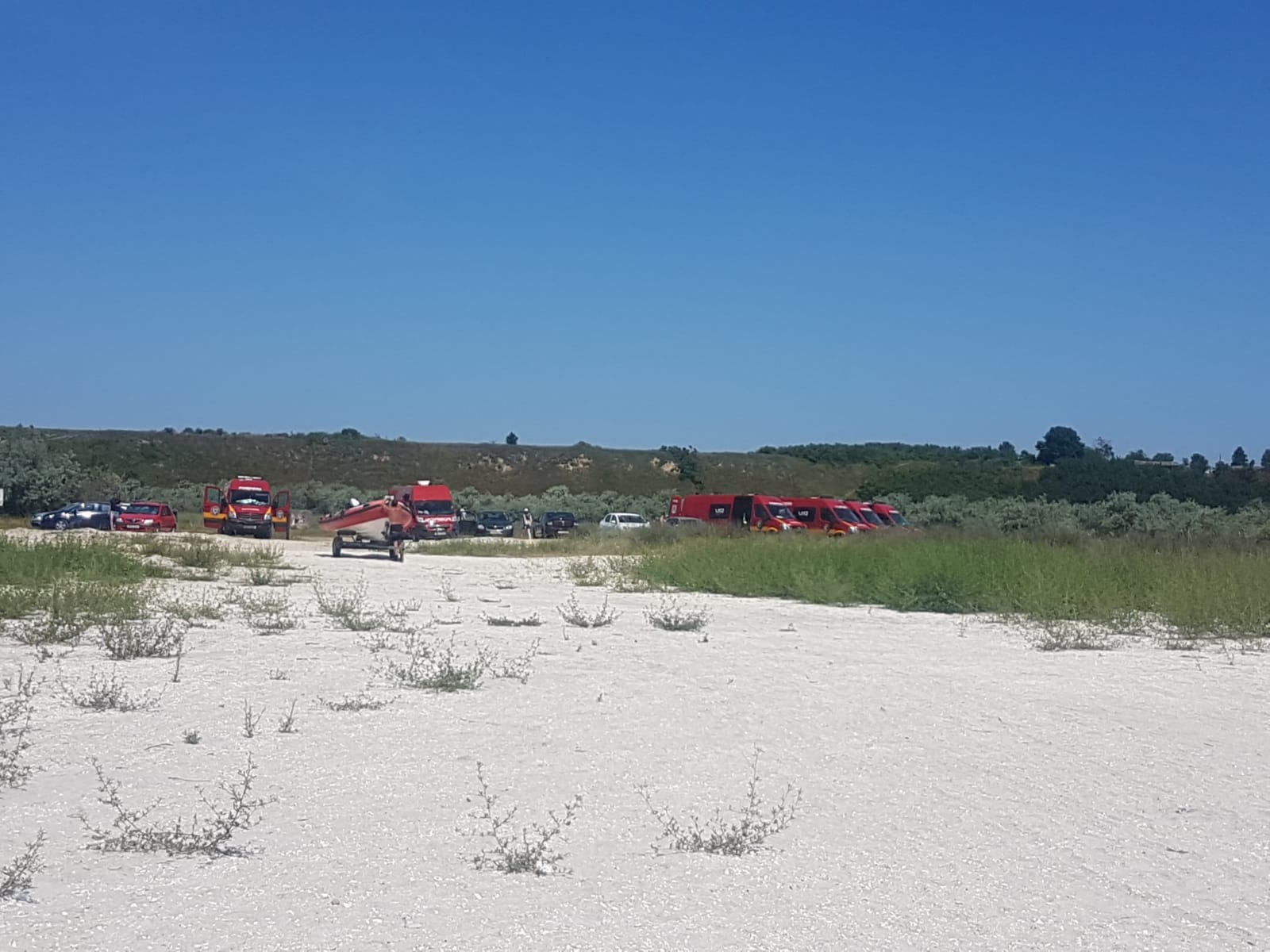 Douăzeci și cinci de scafandri îl caută de șase ore pe copilul dispărut în mare, la Corbu. Adolescentul fusese părăsit la naștere/ FOTO&VIDEO