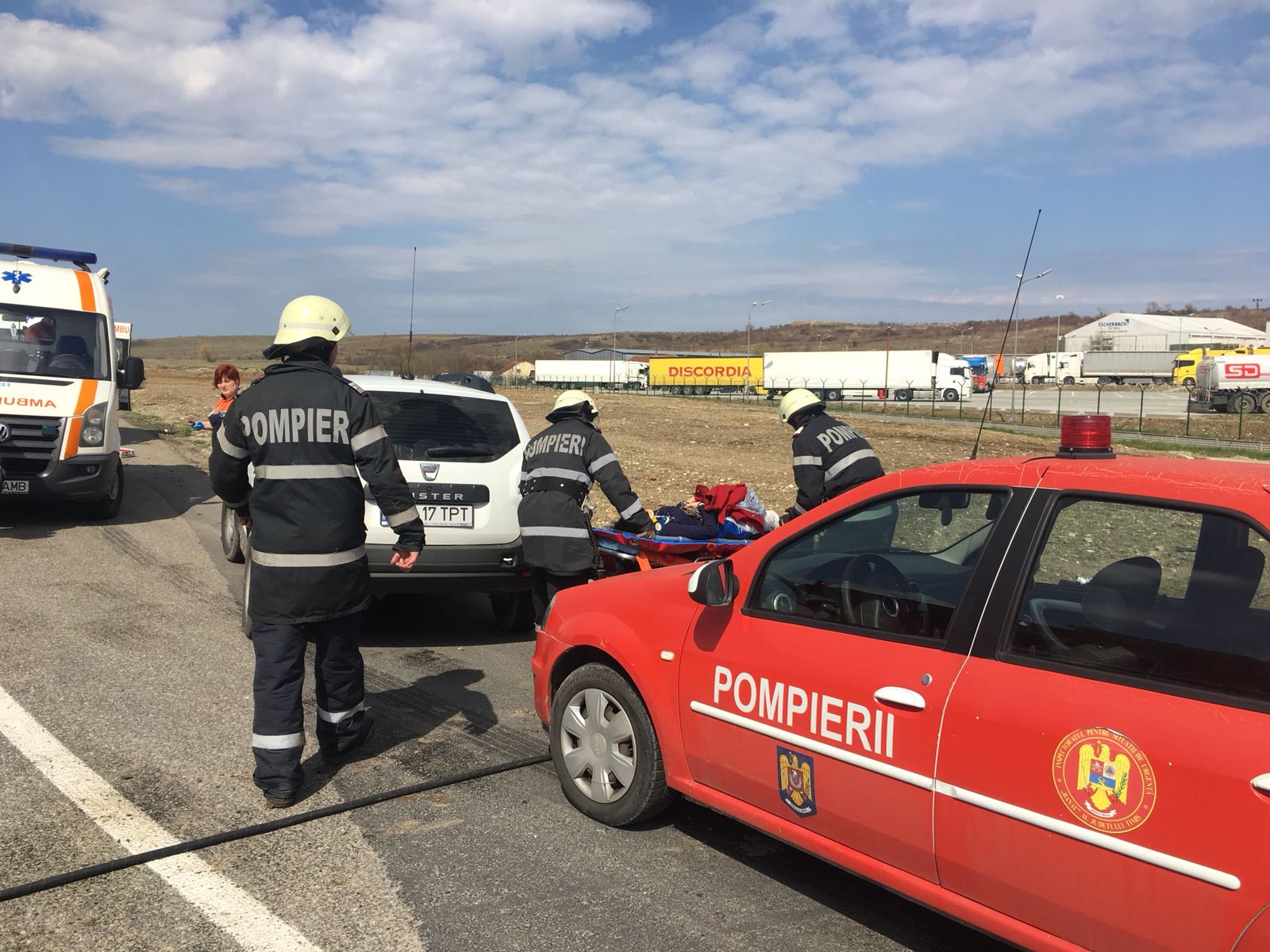 Accident pe centura orașului Lugoj. Cinci oameni au ajuns la spital din cauza unei manevre imprudente