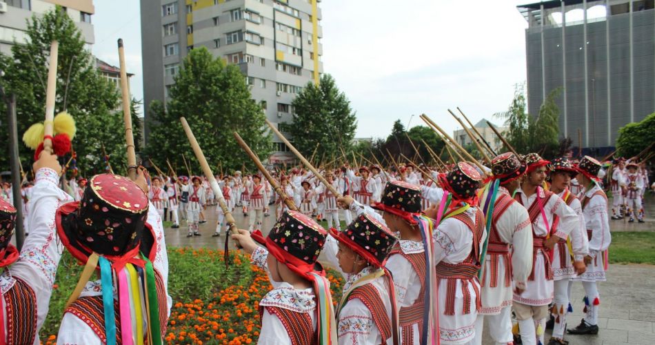 Peste 1.000 de călușari au dansat în Slatina. Oltenii vor să intre în Cartea Recordurilor