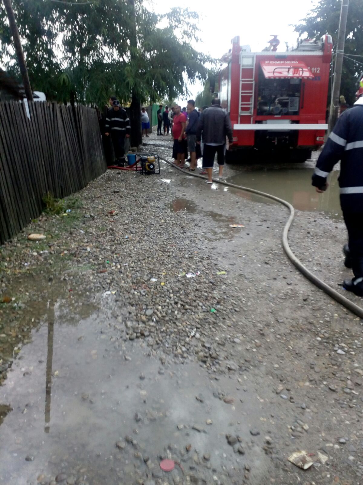 Inundații la Mizil. Cel puțin 12 gospodării au fost inundate