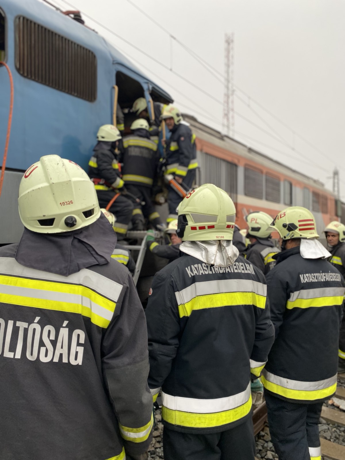 Pasagerii unui tren românesc, mutați în altă garnitură, după un accident între două trenuri, în Ungaria. Mai multe persoane au fost rănite