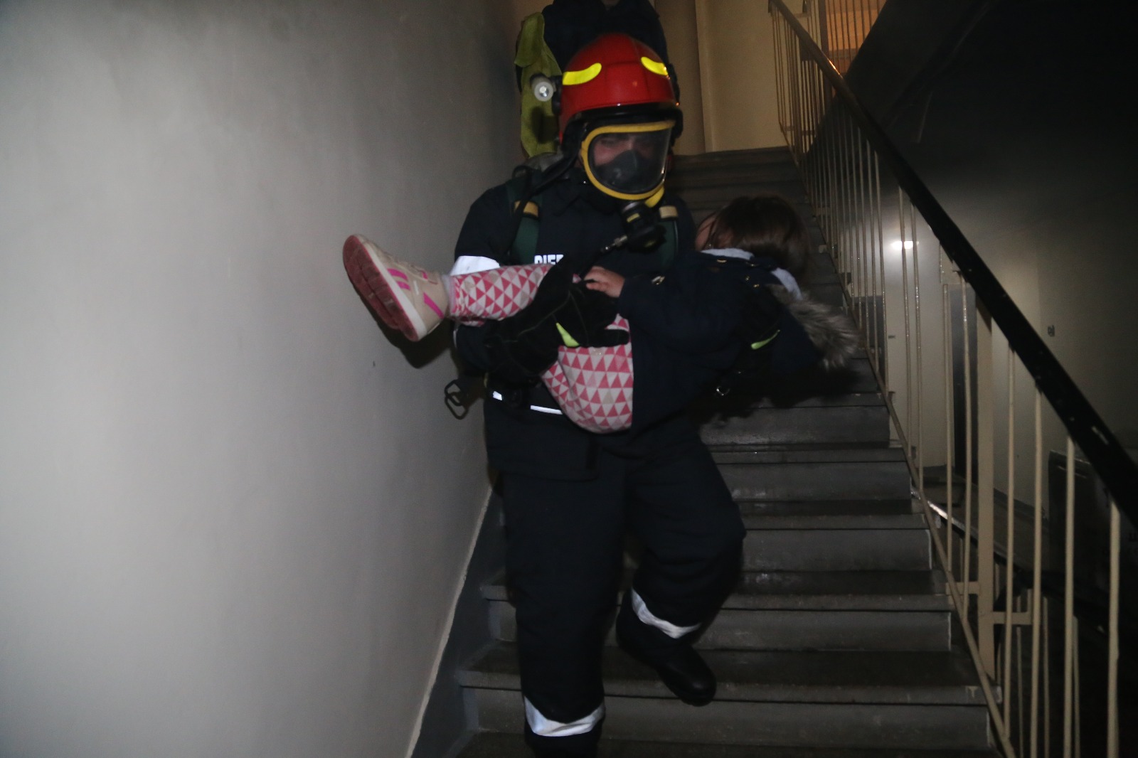 Zeci de oameni, evacuați în urma unui incendiu în București, pe bulevardul Râmnicu Sărat