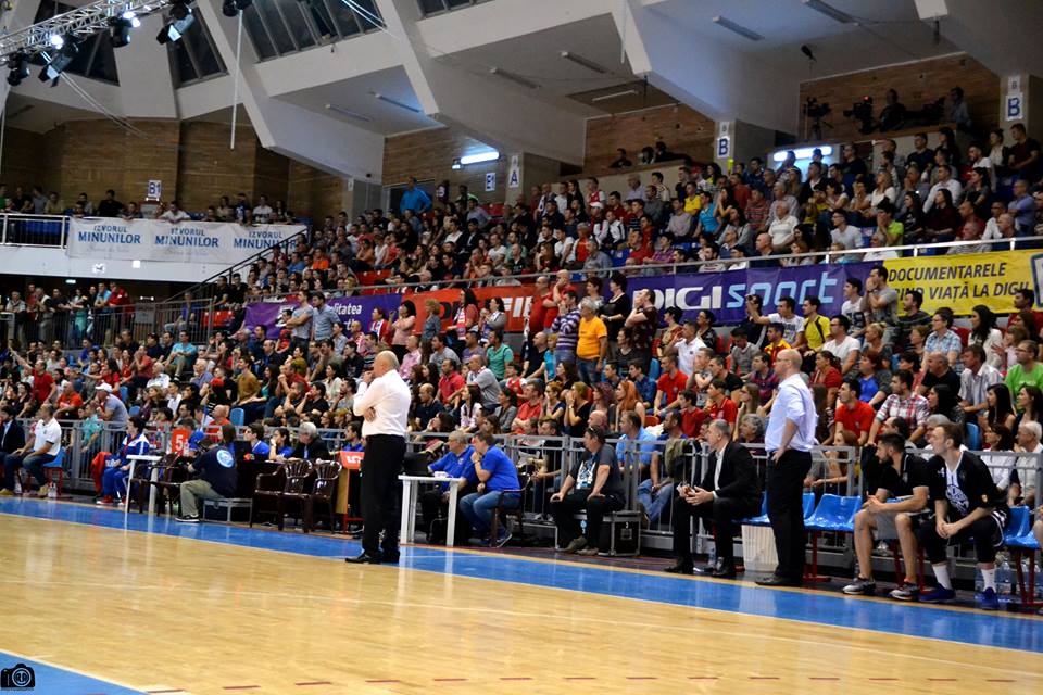 Și-a cerut iubita de soție pe parchet! Gestul superb al unui baschetbalist orădean de la U Cluj