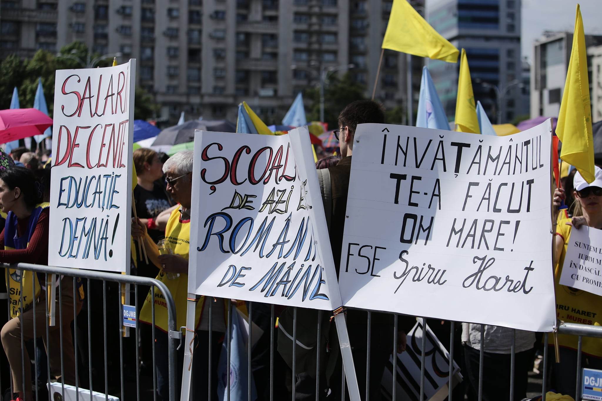 „Nu se poate România educată, cu salarii de altădată”. Mii de cadre didactice au protestat în stradă, în a patra zi de grevă