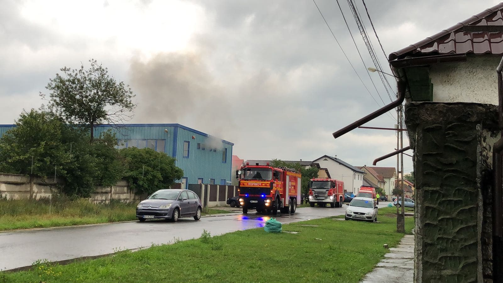 FOTO/ Incendiu la o fabrică de încălţăminte din Hărman, judeţul Braşov. Focul se întinde pe o suprafaţă de 800 de metri pătrați