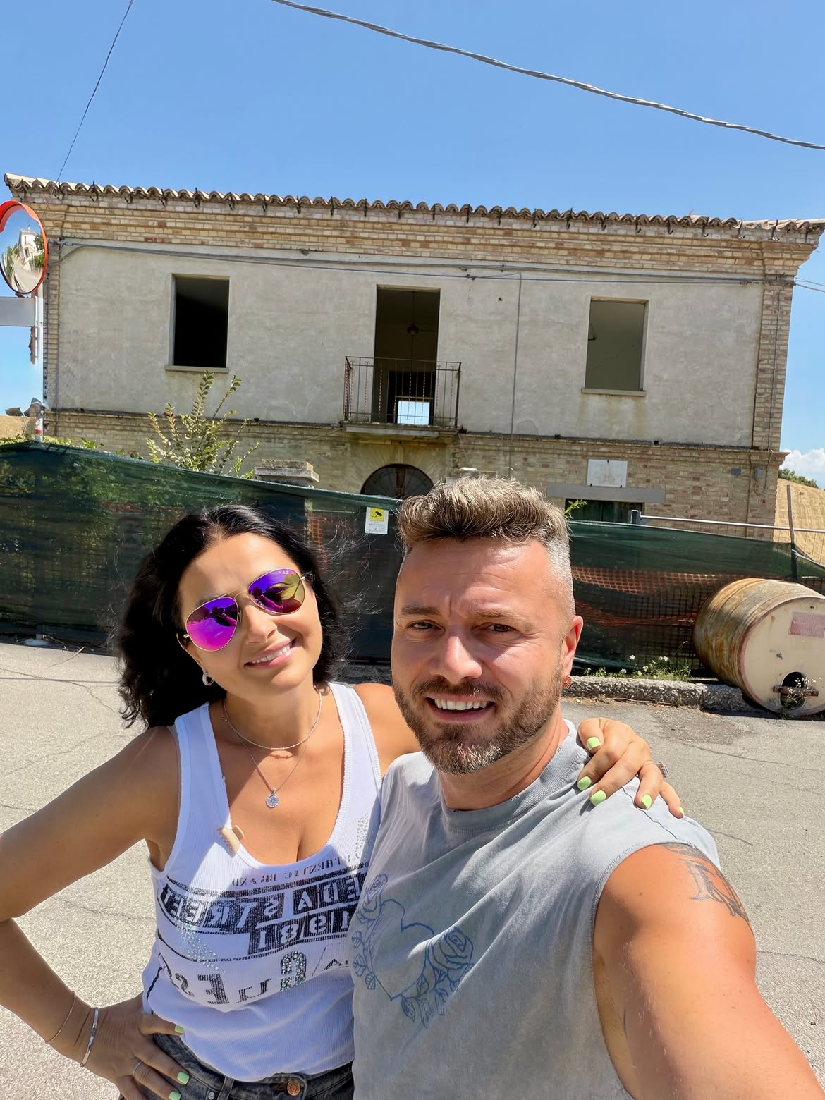 Imagini cu Gabriela Cristea și Tavi Clonda pe șantier. A început demolarea casei din Italia
