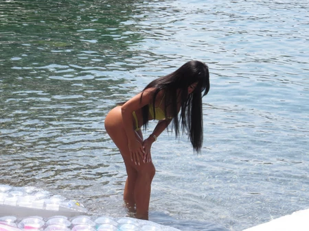 IMALA 90 KILOGRAMA, A DANAS JE JEDNA OD NAJZGODNIJIH SRPKINJA: Aleksandra đuska sa majkom, pokazale trbušnjake, ne zna se koja je zgodnija (FOTO)