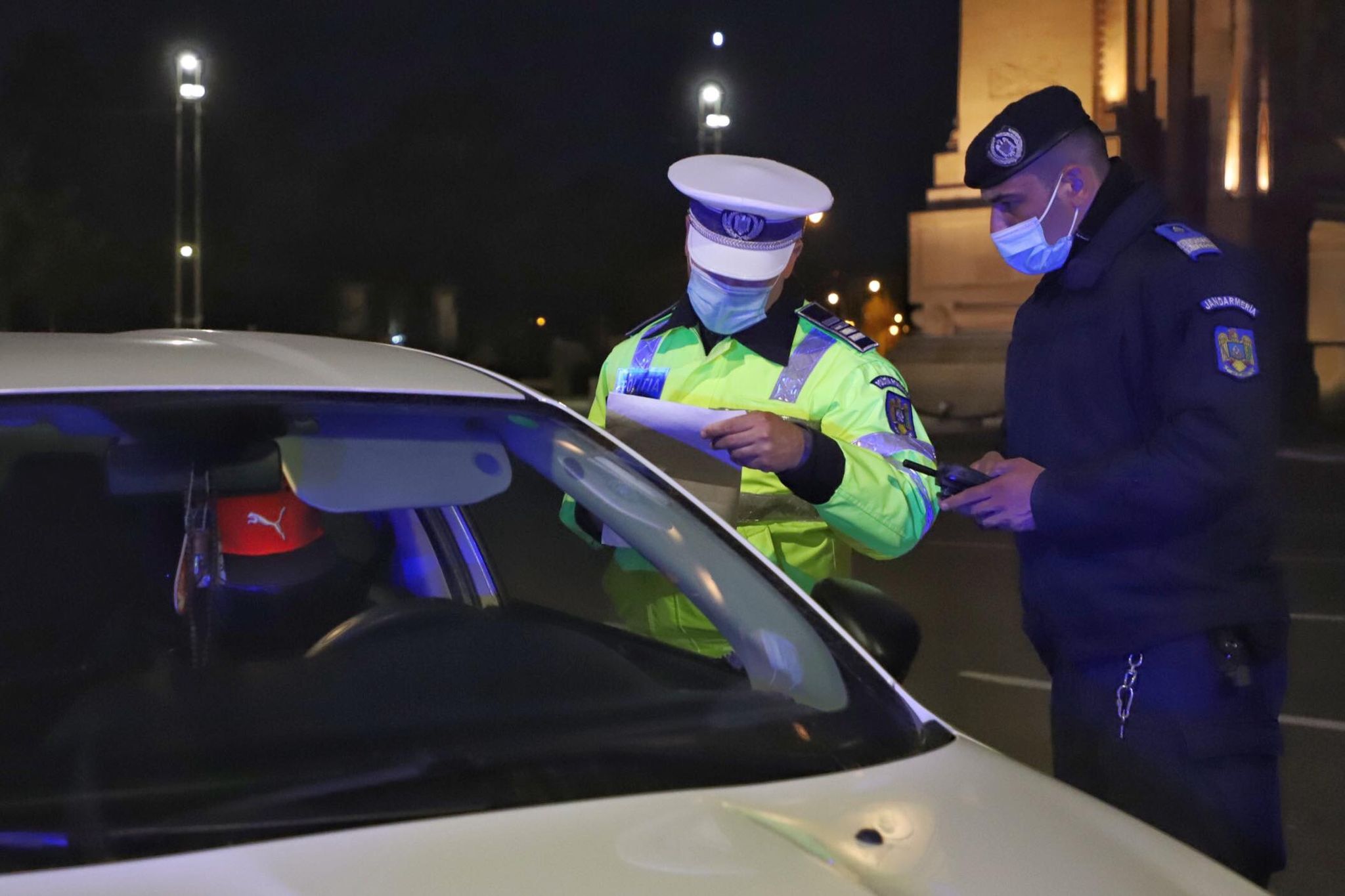 Zeci de filtre în București, în prima zi cu noile restricții. Circulația, restrânsă de la ora 20.00, în weekend