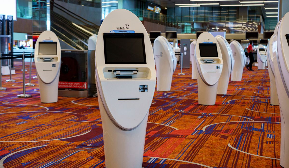 Cel mai frumos aeroport din lume are roboți cu AI care spală podelele, o grădină botanică cu fluturi și o cascadă: „Ai ce face până la decolare”