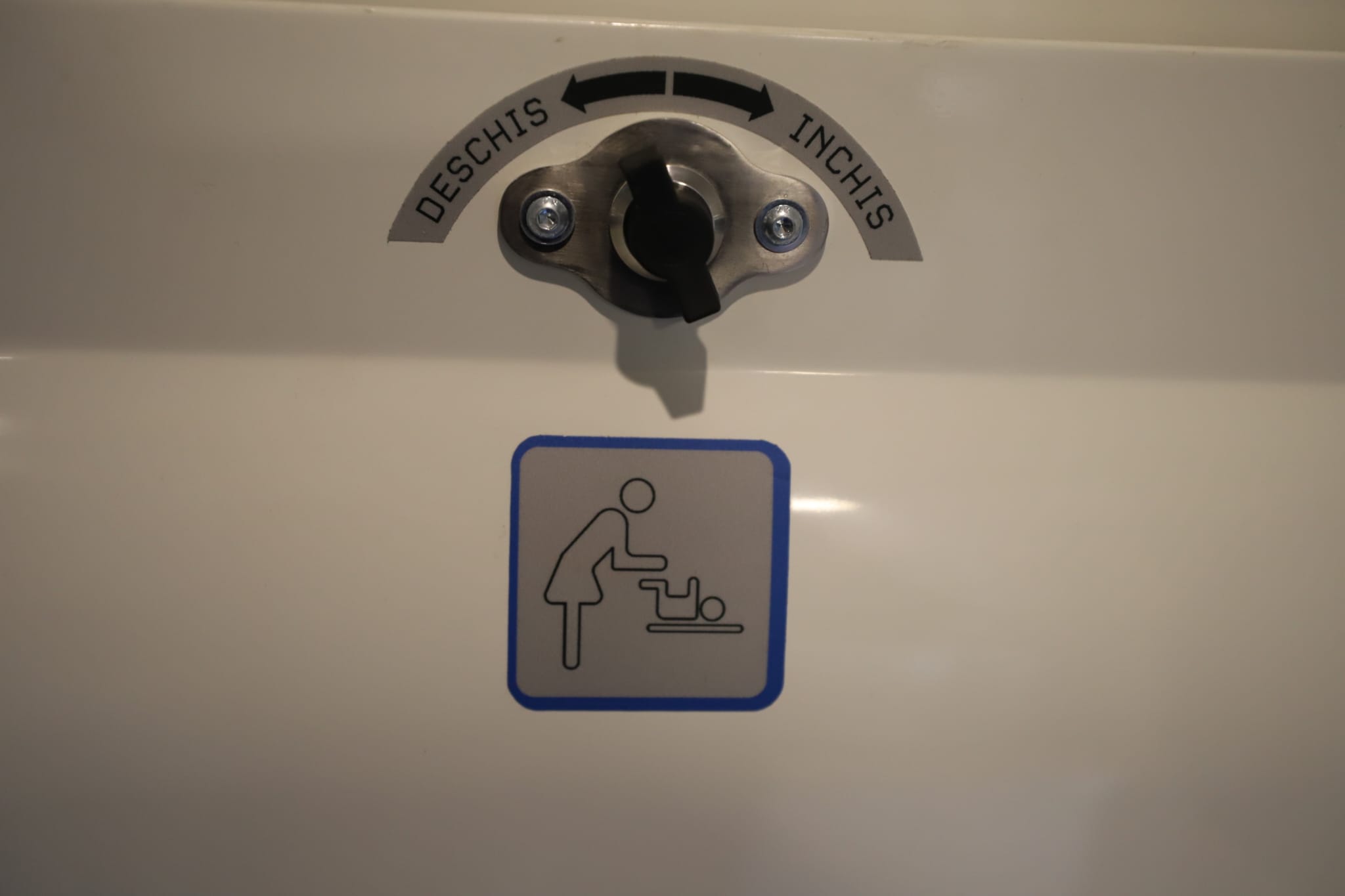 Viteză, confort și lift pentru persoane cu dizabilități. Primul tren modernizat complet circulă de astăzi pe ruta București-Constanța
