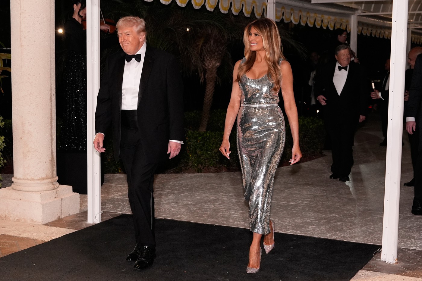 Cât costă rochia argintie purtată de Melania Trump de Revelion 2026. A strălucit la brațul președintelui la petrecerea de la Mar-a-Lago