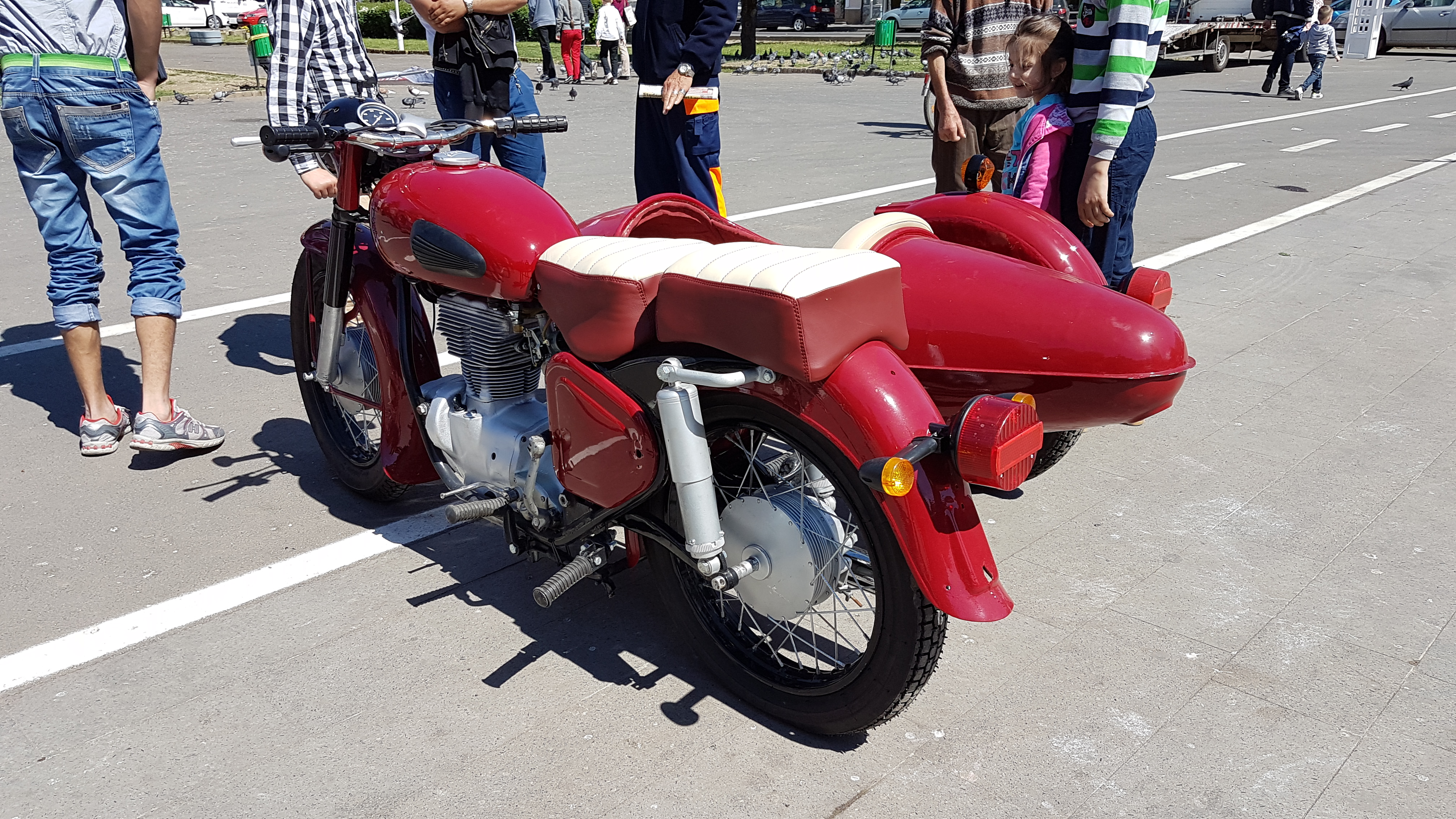 "Retro Parada Primăverii" organizată în zeci de oraşe din ţară! GALERIE FOTO