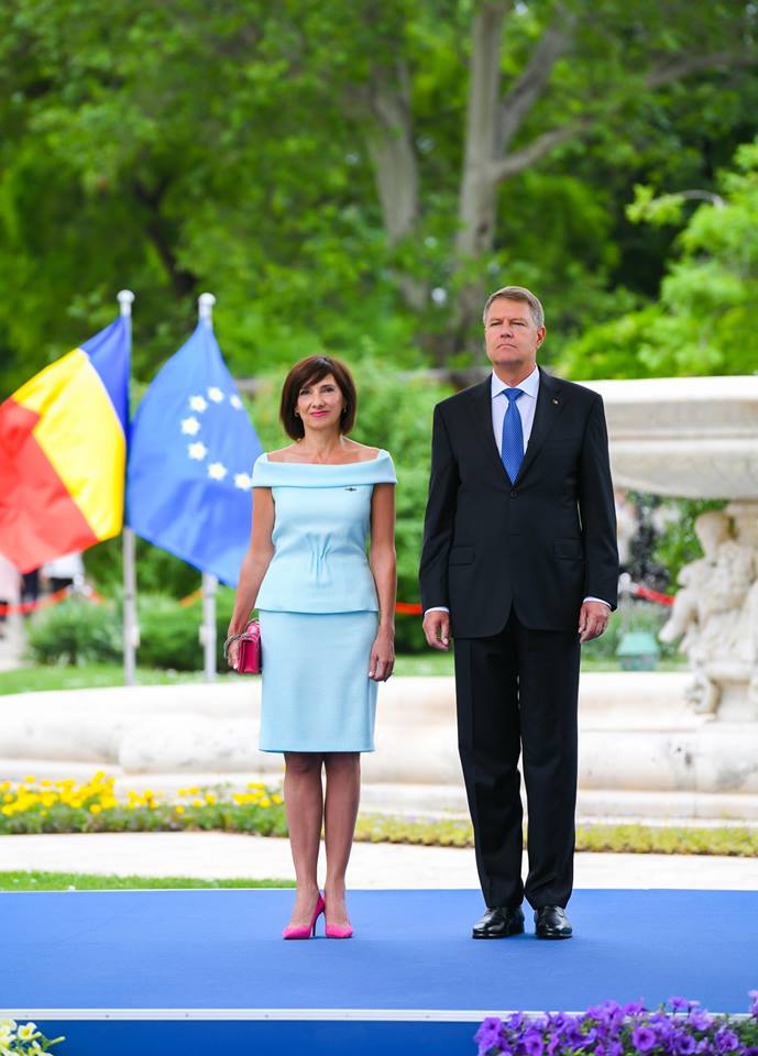 REPORTAJ/ Ce nu s-a văzut la recepția de Ziua Europei, de la Cotroceni; Liderii PSD au venit cu autocarele, Dragnea și Dăncilă au socializat peste o oră (FOTO)
