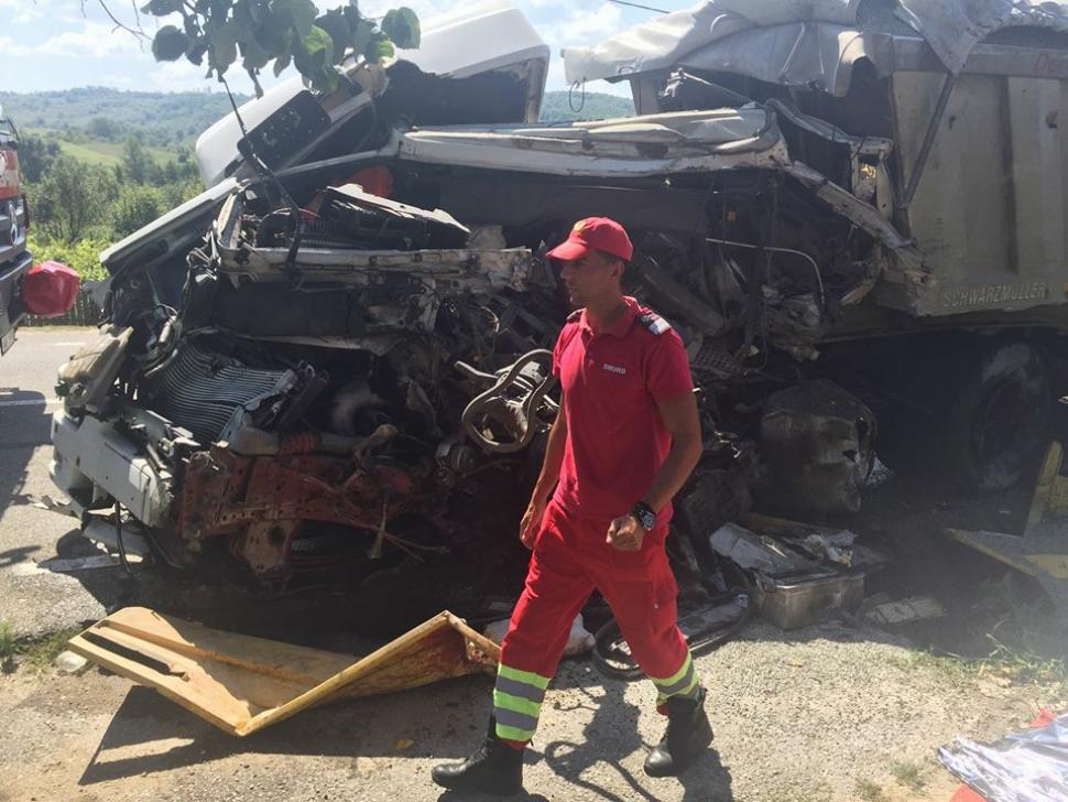 Doi șoferi, morți într-un accident în județul Gorj. Un camion plin cu nisip și o macara s-au ciocnit violent