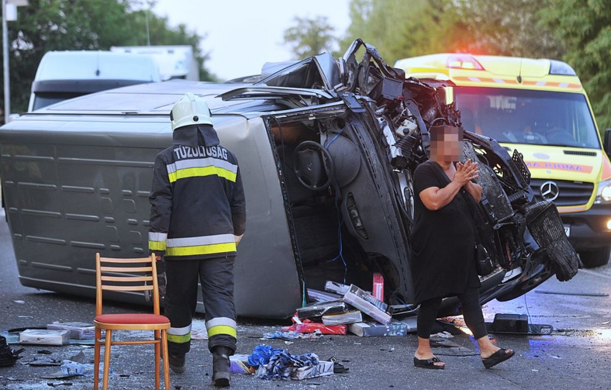Microbuz românesc distrus în Ungaria, într-un accident cu un mort și doi răniți. Supraviețuitorii și-au pus mâinile-n cap când au văzut ce e pe șosea